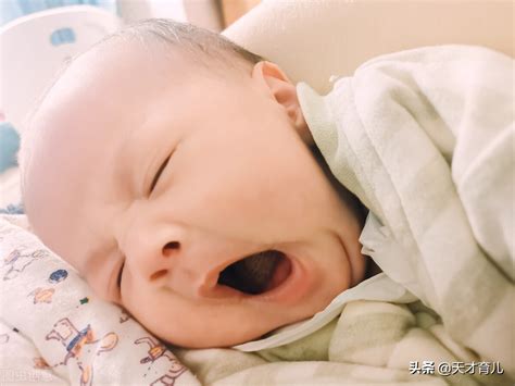 婴儿长牙齿（6个月大的宝宝狂流口水） 幼儿百科 魔术铺