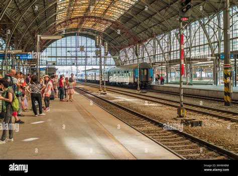 Prag Hauptbahnhof Praha Hlavni Nadrazi Soy Bahnsteig Ein Zug Der