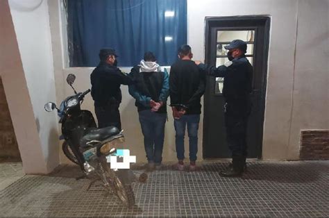 Detuvieron A Dos Delincuentes Que Robaron Una Moto Y Al Ver A La Policía La Dejaron Tirada En La