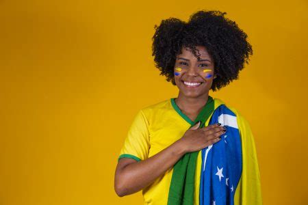 Fã brasileiro vestindo a bandeira brasileira em um retrato brasileiro