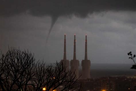 Imatges Impressionants Una Tromba Marina Sorpr N La Ciutat De