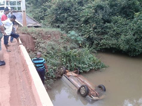 G Carro Cai Em C Rrego Ap S Motorista Perder Controle E Tombar Em