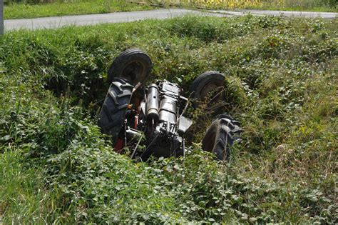 U Prevrtanju Traktora Poginuo Voza Traktora Ve Ernji Hr