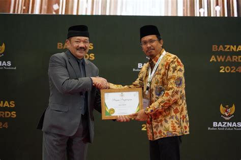 Gus Muhdlor Raih Penghargaan Pengelolaan Zakat Terbaik Dari Baznas Ri