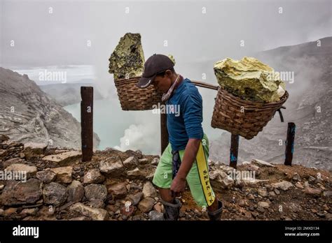 Indonesias Ijen Volcano Hi Res Stock Photography And Images Alamy