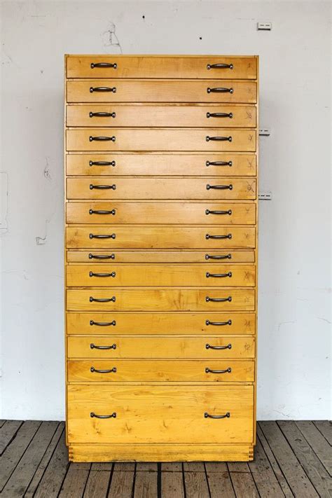 Industrieller Vintage Planschrank Aus Holz 1950er Bei Pamono Kaufen