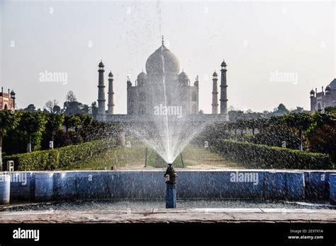 Fountain, Taj Mahal, Agra, India Stock Photo - Alamy