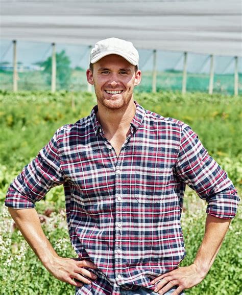 El Hombre Y El Retrato De La Agricultura De Cultivos En La