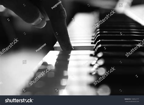 Piano Keys Hands 23976 รายการ ภาพ ภาพสต็อกและเวกเตอร์ Shutterstock