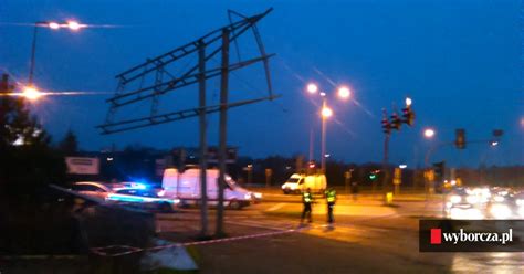 Audi wjechało w billboard Dwie osoby w szpitalu Ul Derdowskiego