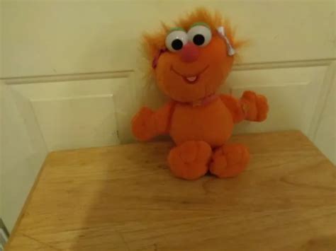 Figurine Poup E En Peluche Orange Sesame Street Zoe Elmo S Friend Jim