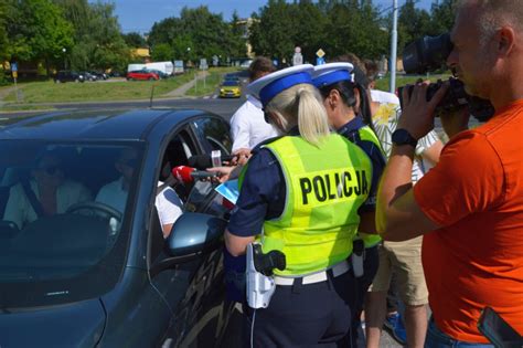 W Lublinie Policjanci Rozdawali Prezenty Z Okazji Dnia Bezpiecznego