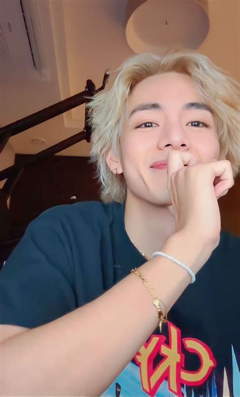 تايهيونغ Kim taehyung Taehyung smile Taehyung hot