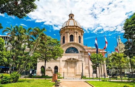 El Panteón Nacional de los Héroes y el oratorio de la Virgen Nuestra