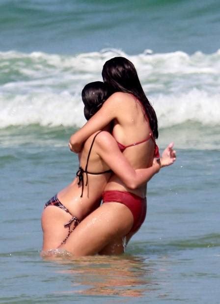 Bruna Linzmeyer E A Namorada Curtem Dia De Praia Em Clima De Paix O