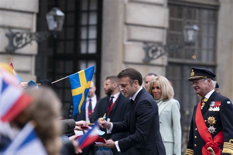 Emmanuel Macron enchante la Suède en entonnant un classique de Joe