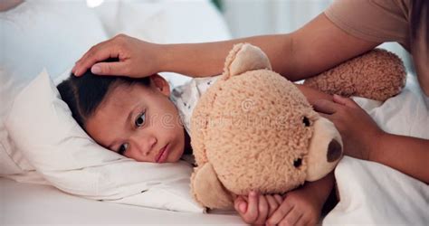 Madre Niño Enfermo En Cama Con Osito De Peluche Con Frío O Gripe En