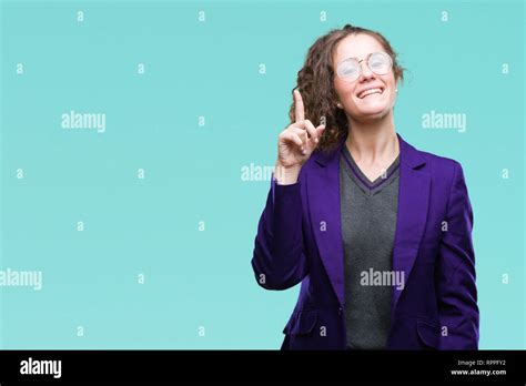 Jeune étudiante brunette girl wearing school uniform et verres sur fond isolé montre de l index
