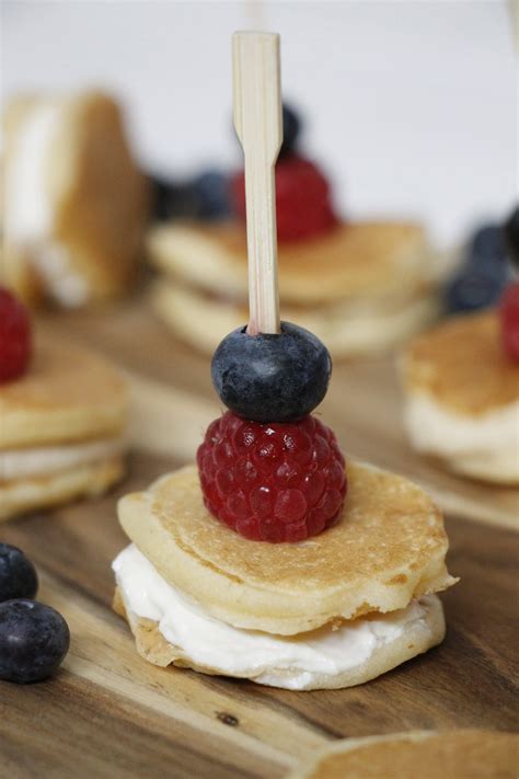 Süßes Fingerfood Pancake Beeren Spieße mit unterschiedlichen Füllungen