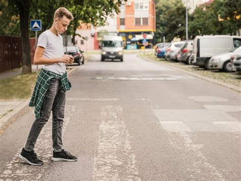 Od dziś nowe przepisy dla pieszych rowerzystów i kierowców