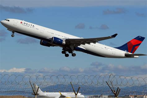 11 Injured After Delta Flight To Atlanta Experiences Severe Turbulence