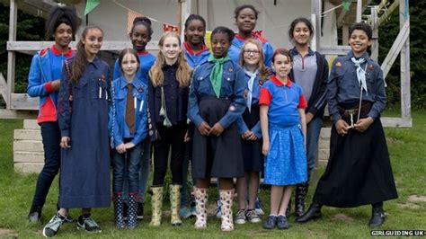 Girl Guides get 'fresh' new uniform - BBC News