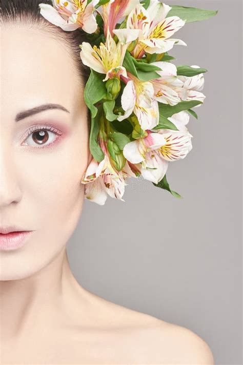 Mooi Naakt Aantrekkelijk Brunette Met Bloemen Op Zijn Hoofd Manier Mooie Make Up Schone Huid