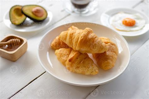 Sandu Che De Croissant Ovo Abacate No Prato Branco E Mel Caf