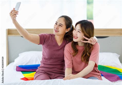 Foto De Millennial Asian Young Happy Cheerful Female Teenager Lgbtq