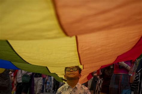 Ragazzo 18enne cacciato da casa in Toscana perché gay la storia che ricorda il caso di Malika