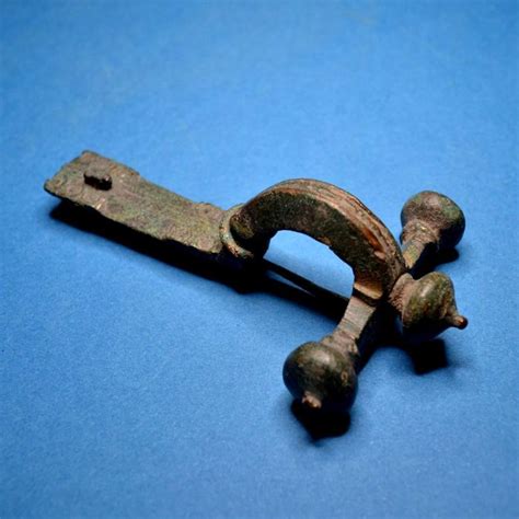 Ancient Roman Bronze Legionary Crossbow Fibula with Onion - Catawiki