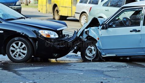 Accidente Del Choque De Coche En La Calle Foto De Archivo Imagen De