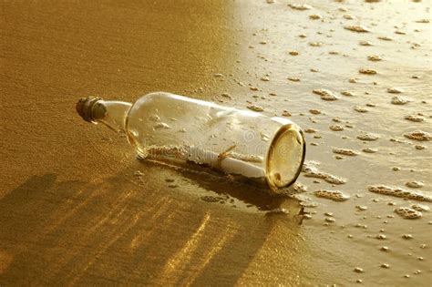 Messaggio Antico In Una Bottiglia Su Una Riva Di Mare Fotografia Stock