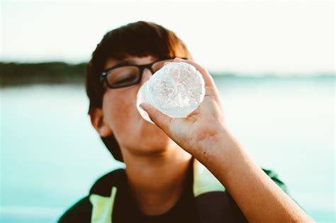 Takie są efekty picia wody na czczo Dlaczego warto zacząć dzień od