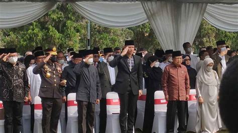 Kapolri Jenderal Pol Listyo Sigit Prabowo Beri Penghormatan Terakhir Di