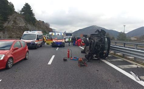 Violento incidente in A2 nel cosentino 7 feriti un minore è grave