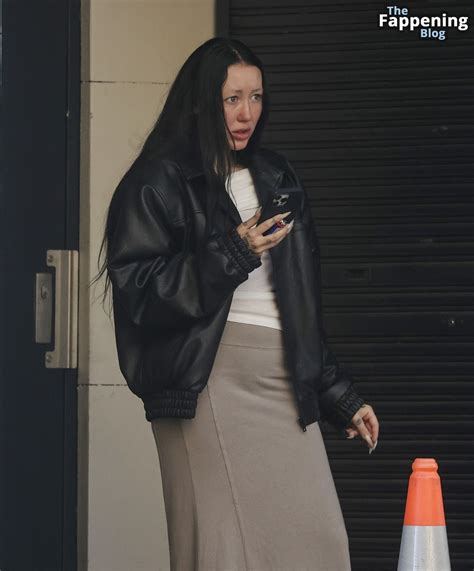 Noah Cyrus Flashes Her Nude Tits As She Smokes Outside Her Sydney Hotel Photos OnlyFans