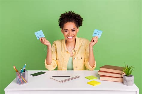 Foto De La Jovencita Guapa Dama De Brunette Sentada Vestida Con Camisa Amarilla Aislada En Color