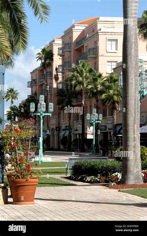 Mizner Park Shopping Mall in Boca Raton, FL, USA Stock Photo - Alamy