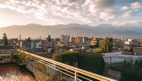 La Puesta De Sol Ilumina El Moderno Horizonte Urbano Rodeado De Una