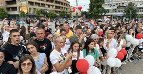 Đaci iz Čačka poslali lepu poruku Proslavili maturu uz ovu poznatu