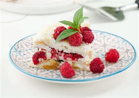 Tarte Ronde La Meringue Aux Framboises Fra Ches Sur Fond Blanc