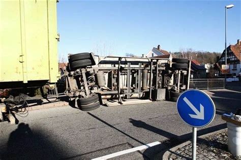 Lastwagen Anhänger bleibt an Brückengeländer hängen Bildergalerie