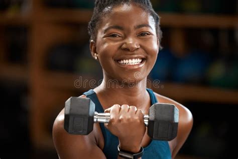 Mujer Negra Feliz Y Retrato Con Dumbbell Para El Bienestar Muscular Del