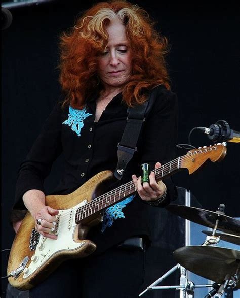 Bonnie Raitt Playing Slide Bonnie Raitt Blues Musicians Rhythm And Blues