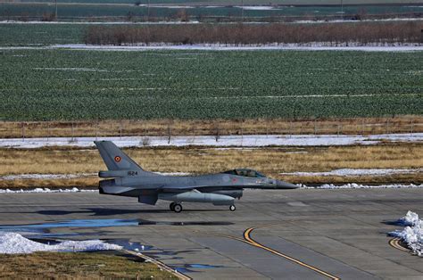 Primele avioane F 16 cumpărate din Norvegia au ajuns în România