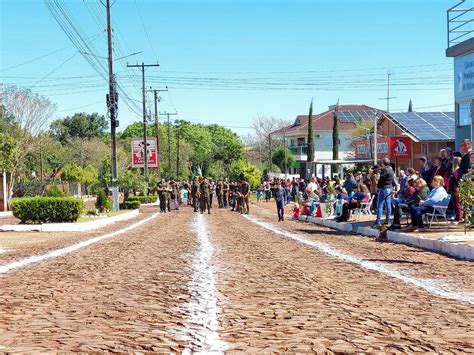 Após uma década Rolador volta a realizar Desfile Cívico confira fotos