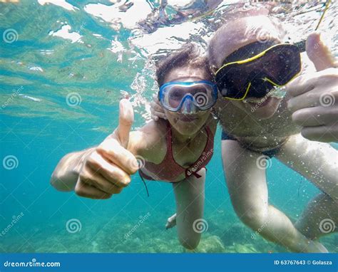 Paare Die Froh Unter Wasser Im Meer Schwimmen Stockbild Bild Von Aktivität Unterseite 63767643