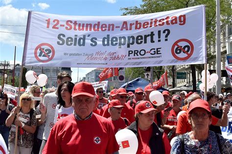 Bis Zu 100 000 Menschen Bei Protest Gegen 12 Stunden Arbeitstag Kurier At