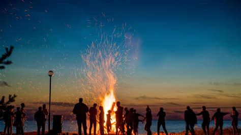 ¿de Dónde Proviene La Celebración De La Hogueras De San Juan